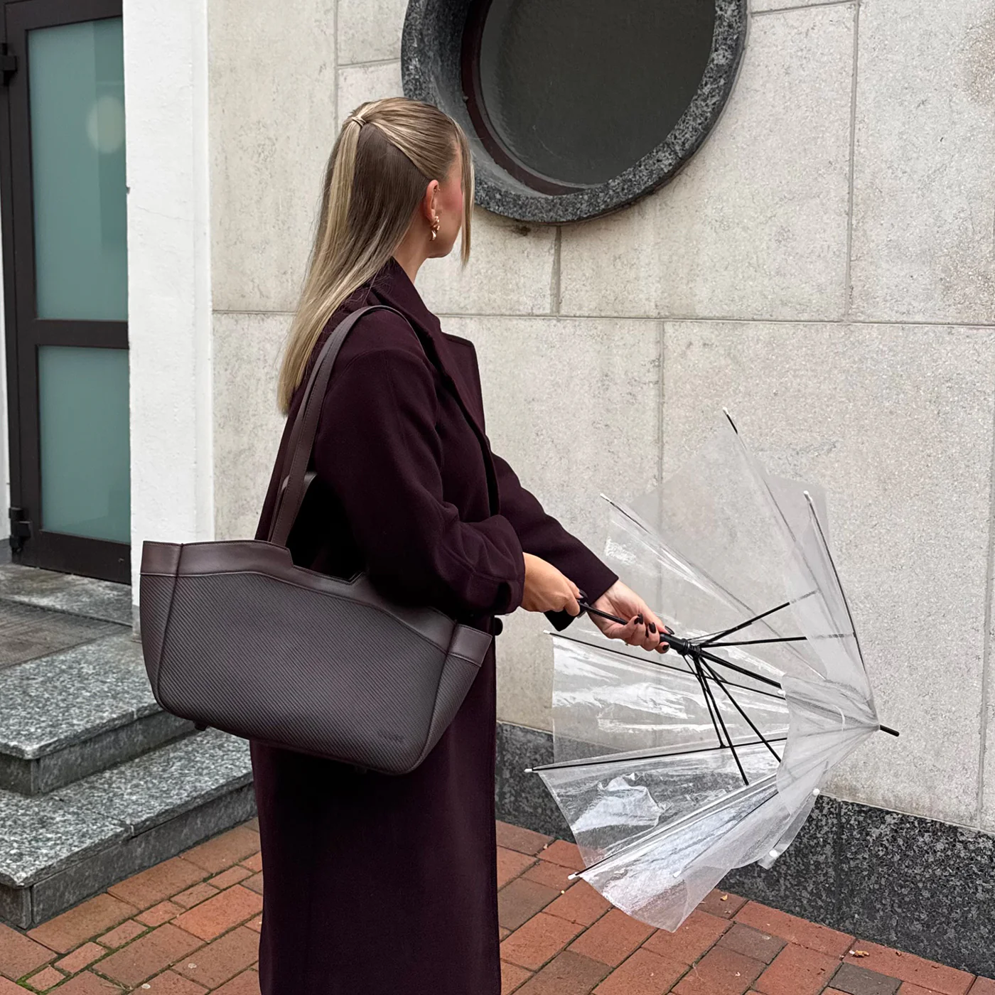 Tote Bag Petite, Textured Full Dark Brown Colour - Image 9