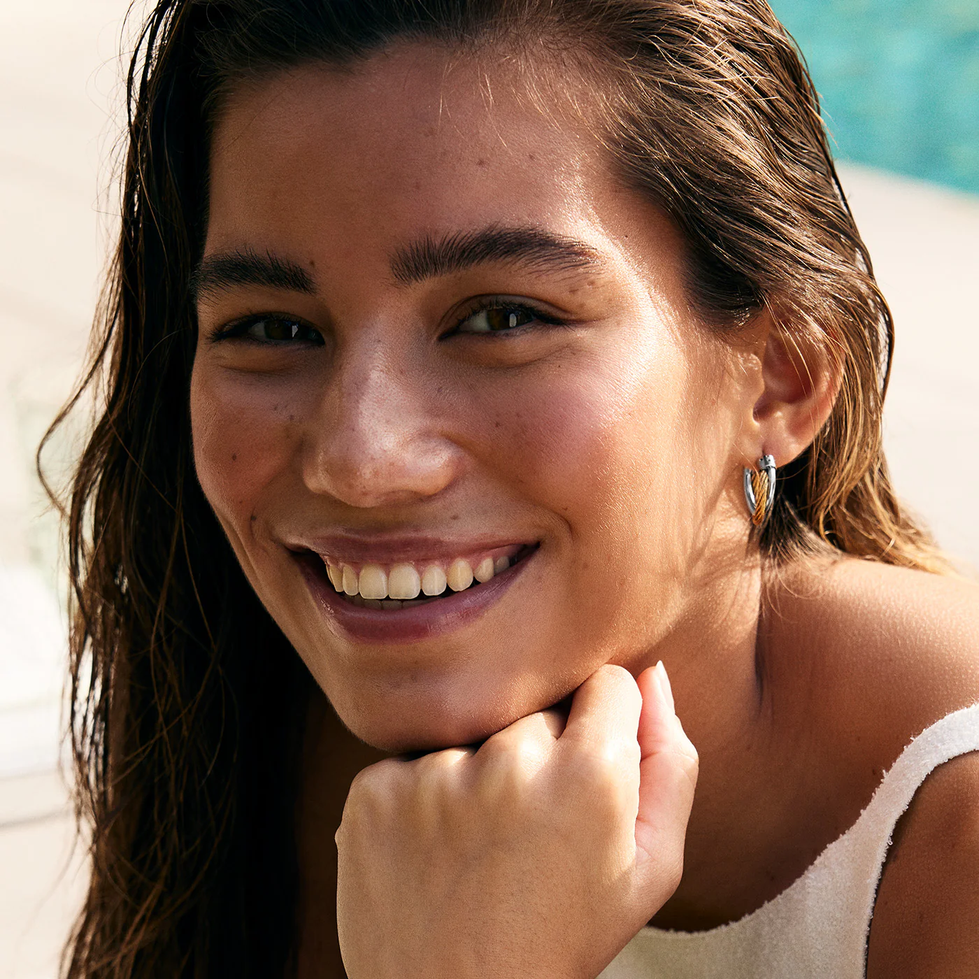 Élevé Medium Double Hoop Earrings, Two-tone - Image 4