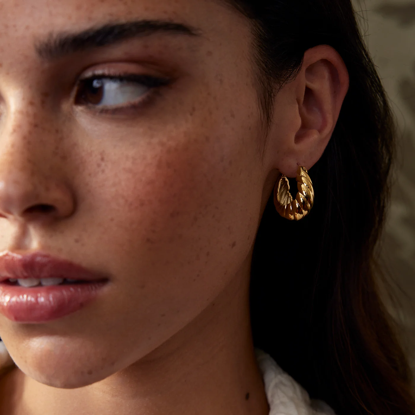 Élevé Waved Hoop Earrings, Gold Colour - Image 5