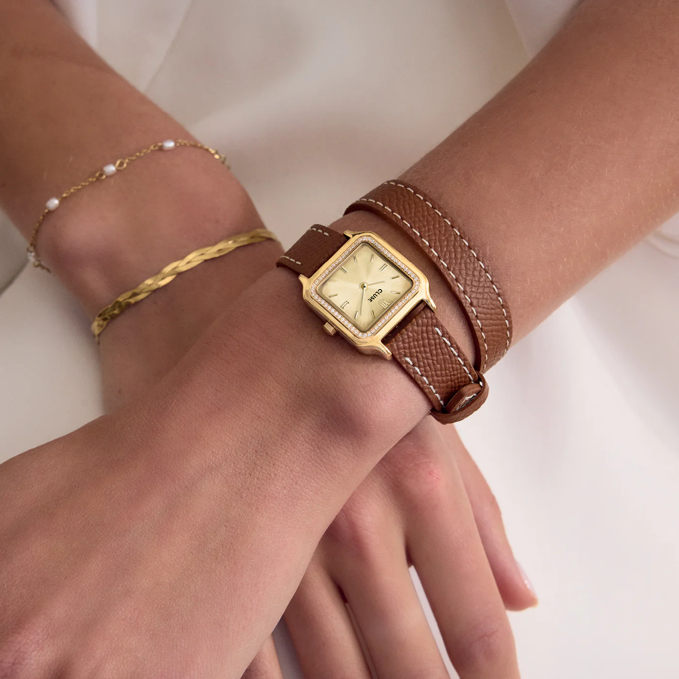 Gracieuse Petite Watch Double Leather, White stones, Nutshell, Full Gold Colour - Image 11