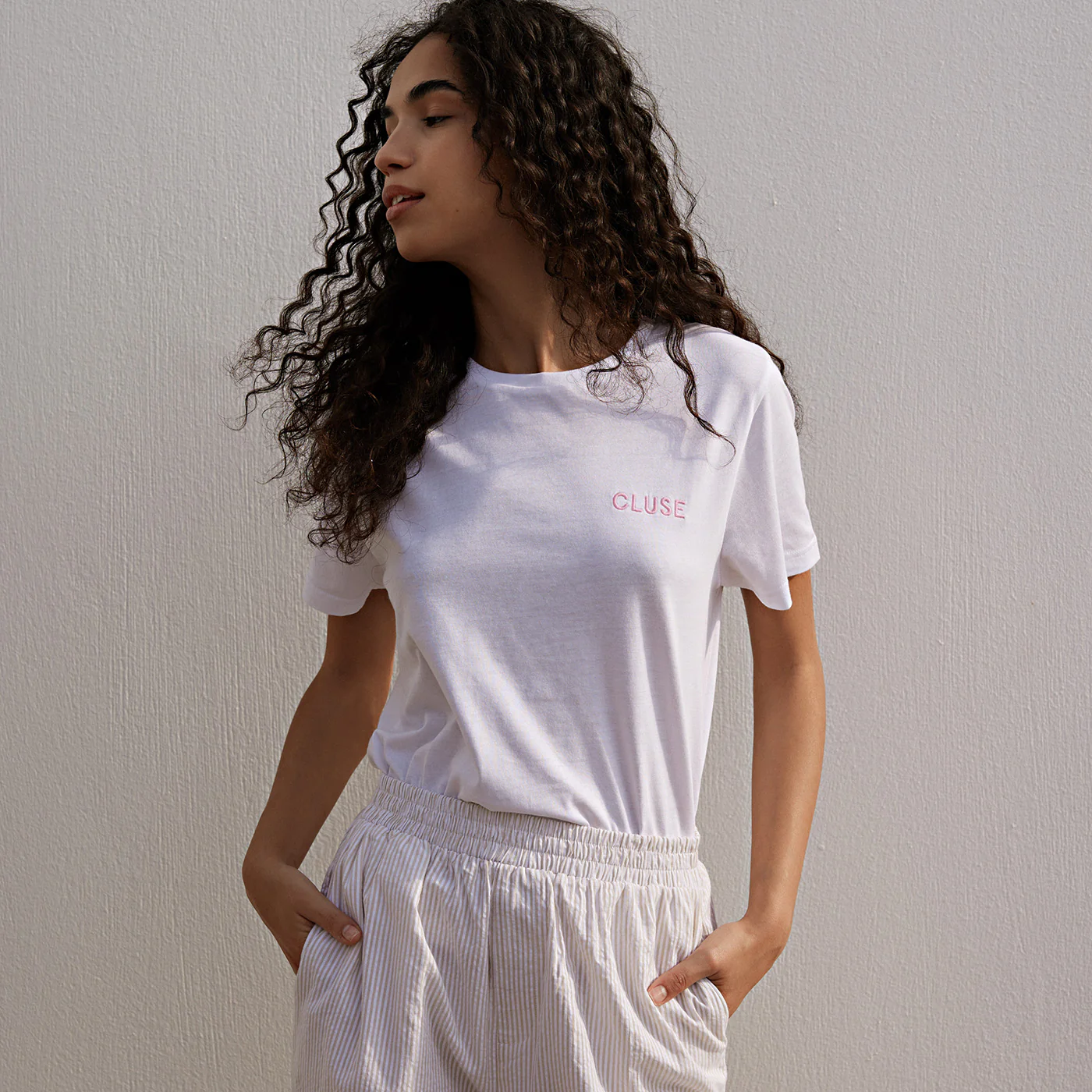 T-Shirt White, Pink Logo, Medium - Image 3