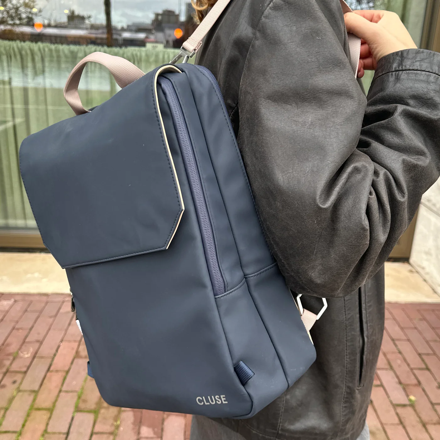 Le Réversible Backpack, Dark Blue Caramel, Silver Colour - Image 9